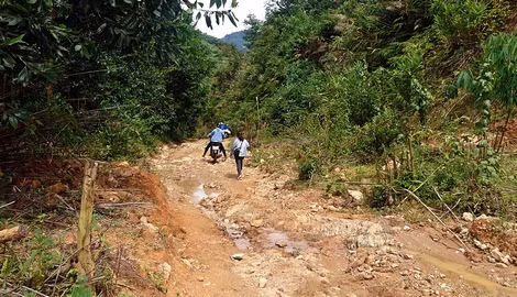 Nữ giáo viên vượt đường sá hiểm nguy vào điểm trường thôn 3, xã Trà Ka, huyện Bắc Trà My. Nữ giáo viên vượt đường sá hiểm nguy vào điểm trường thôn 3, xã Trà Ka, huyện Bắc Trà My.