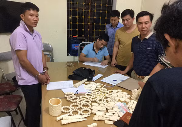 Đối tượng cùng tang vật là ngà voi chế tác vừa được Cục C74 phát hiện, thu giữ