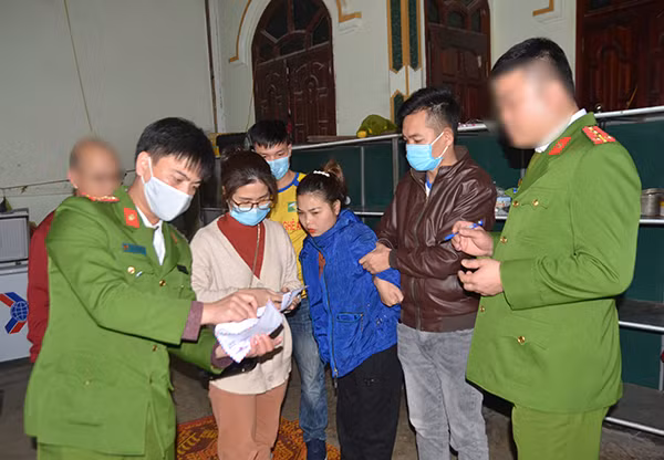 Lực lượng chức năng thu giữ ma túy trong người đối tượng Nguyễn Thị Minh Lực lượng chức năng thu giữ ma túy trong người đối tượng Nguyễn Thị Minh