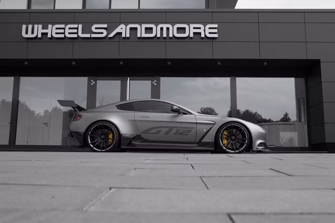 Aston Martin Vantage GT12 được trang bị bộ la-zăng độc với kích thước 20 inch, màu đen mờ. Aston Martin Vantage GT12 được trang bị bộ la-zăng độc với kích thước 20 inch, màu đen mờ.