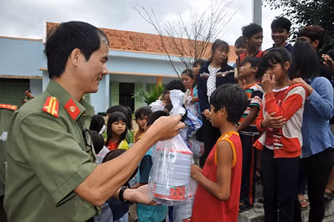 Học sinh dân tộc thiếu số miền núi Khánh Vĩnh, tỉnh Khánh Hòa vui mừng đón nhận những hộp sữa Nutifood do Nhà tài trợ Nutifood và Báo CAND trao tặng