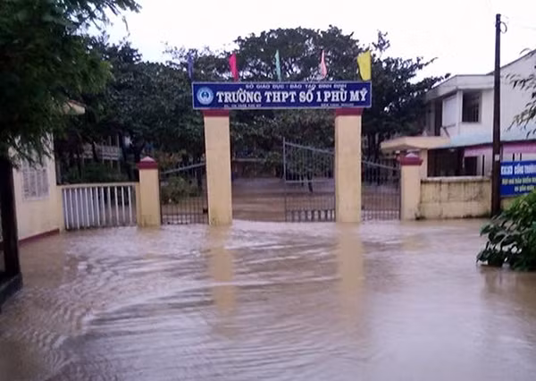 Trường THPT số 1 Phù Mỹ nằm trên quốc lộ 1A ngập trong nước