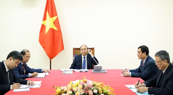 Thủ tướng Nguyễn Xuân Phúc điện đàm với Thủ tướng Nhật Bản Suga Yoshihide - Ảnh: VGP/Quang Hiếu