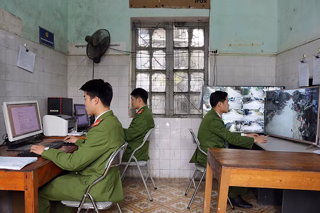 Công an thị trấn Tân Uyên giám sát các điểm phức tạp về ANTT qua hệ thống camera.