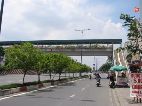 Cầu vượt trên đại lộ Phạm Văn Đồng vắng người đi. Cầu vượt trên đại lộ Phạm Văn Đồng vắng người đi.