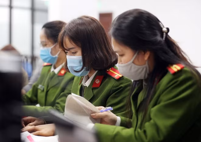 Công việc bận rộn khiến thời gian trôi nhanh hơn, đã hơn 23h đêm nhưng căn phòng làm việc của Đội Cảnh sát Quản lý hành chính về trật tự xã hội, Công an quận Hoàn Kiếm vẫn sáng đèn phục vụ nhân dân.