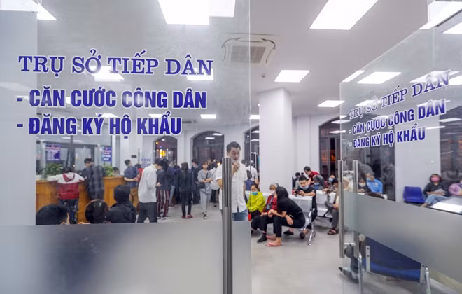 Ghi nhận của PV Báo CAND vào tối 6/3, tại trụ sở phòng tiếp công dân của Công an quận Hoàn Kiếm (Hà Nội) đang có rất đông người dân đến làm thủ tục, đa số là người già, phụ nữ và trẻ em. Hôm nay theo lịch hẹn, Công an quận Hoàn Kiếm sẽ tiếp nhận hồ sơ để cấp CCCD gắn chip cho người dân phường Hàng Trống.