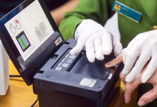 Trao đổi nhanh với PV trong lúc đang tất bật công việc, Trung tá Bùi Hương Ly, Đội phó Đội Cảnh sát Quản lý hành chính về trật tự xã hội, Công an quận Hoàn Kiếm cho biết: “Những ngày này, lượng công việc rất lớn khiến nhịp sinh hoạt của cán bộ, chiến sĩ đơn vị có phần thay đổi nhiều, những bữa ăn cũng trở nên vội vã hơn khi phải tranh thủ vào khoảng thời gian ngắn ngủi người dân nghỉ ngơi sau đó tất cả lại lao vào công việc, từ sáng sớm đến đêm khuya. Được sự quán triệt từ cấp trên, mỗi cán bộ, chiến sĩ đều xác định người dân còn đến thì còn làm việc. Và ngày nào anh chị em cũng làm đến một, hai giờ sáng”…