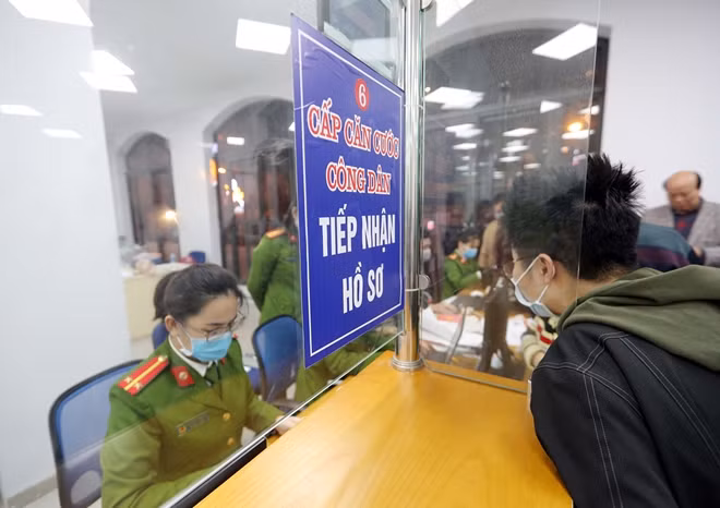 "Hiện nay, quận Hoàn Kiếm có khoảng 77.000 nhân khẩu sinh sống thường xuyên tại địa bàn, khoảng 7.000 người sống tại Hoàn Kiếm nhưng hộ khẩu quận khác và hơn 2.000 người tỉnh ngoài nhưng cư trú ổn định tại Hoàn Kiếm. Với số nhân khẩu đó, Công an quận Hoàn Kiếm đã tăng cường thêm gần 30 đồng chí có nghiệp vụ, giỏi tin học để hỗ trợ tại quận và các đội lưu động. Hiện tại, mỗi ngày Công an quận Hoàn Kiếm đã tiếp nhận và giải quyết khoảng 600 hồ sơ liên quan đến cấp đổi CCCD gắn chip cho người dân trên địa bàn quận". Trung tá Bùi Hương Ly thông tin thêm.