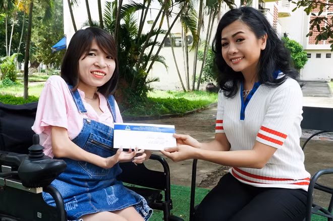 Với món quà Tân Hiệp Phát gửi tặng, Huyền cho biết sẽ thực hiện những dự định cho người kém may mắn.