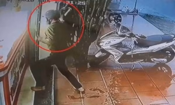 Hình ảnh đối tượng đập vỡ tủ kính cướp các tiệm vàng Hoa Kim Thủy bị camera ghi lại. Hình ảnh đối tượng đập vỡ tủ kính cướp các tiệm vàng Hoa Kim Thủy bị camera ghi lại.