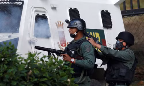 Lực lượng an ninh Venezuela được triển khai sau vụ binh biến bất thành. Lực lượng an ninh Venezuela được triển khai sau vụ binh biến bất thành.