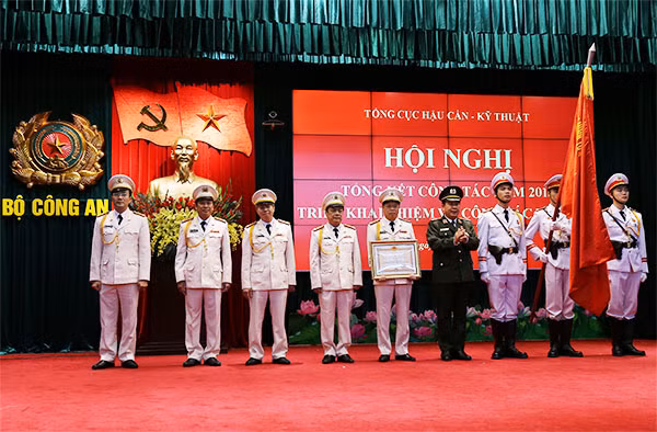 Thứ trưởng Bùi Văn Thành trao Huân chương Bảo vệ Tổ quốc hạng Nhì tặng Cục Tham mưu Chính trị - Hậu cần
