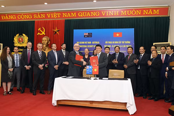 Thứ trưởng Lương Tam Quang và ngài Marc Ablong ký Biên bản kết quả Đối thoại An ninh cấp Thứ trưởng Việt Nam - Australia lần thứ hai.