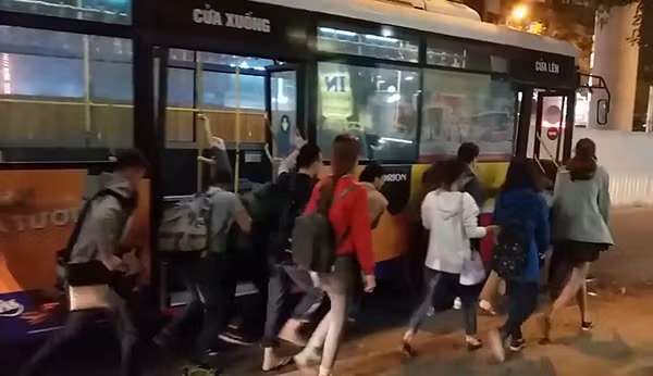 Các bạn sinh viên hợp sức "giải cứu" xe buýt.