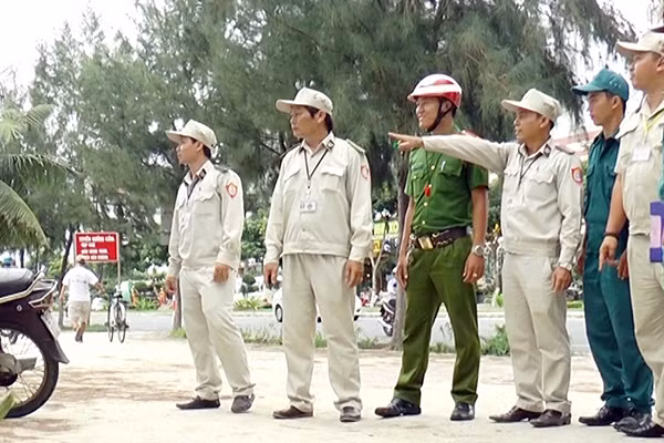 Lực lượng liên ngành Quy tắc đô thị và Công an phường Xuân Hà tuần tra trên truyến đường biển Nguyễn Tất Thành. Lực lượng liên ngành Quy tắc đô thị và Công an phường Xuân Hà tuần tra trên truyến đường biển Nguyễn Tất Thành.