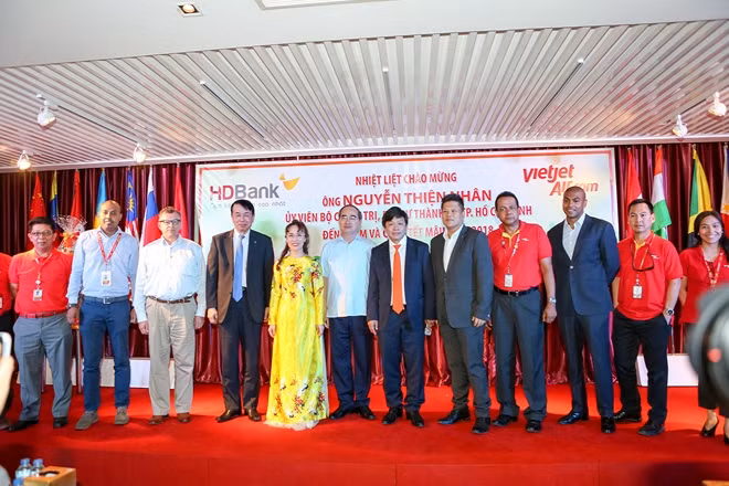 Bí thư Thành ủy chụp hình lưu niệm cùng các chuyên gia và cán bộ quản lý người nước ngoài