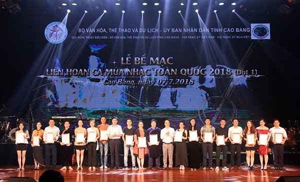 Ông Lê Minh Tuấn - Phó Cục trưởng Cục Nghệ thuật biểu diễn - Trưởng Ban Tổ chức Liên hoan và ông Sầm Việt An, Giám đốc Sở Văn hóa, Thể thao và Du lịch tỉnh Cao Bằng đồng Trưởng Ban Tổ chức Liên hoan lên trao Huy chương Bạc cho các tiết mục.