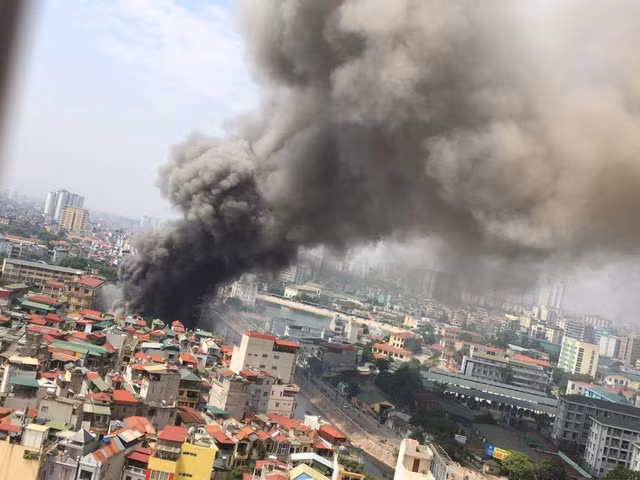 Đám cháy nhìn từ trên cao. Ảnh: Tùng Nguyên.
