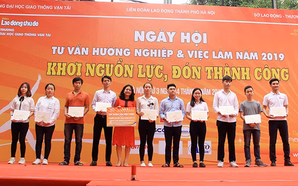Bà Trần Uyên Phương - Phó Tổng Giám đốc Tập đoàn Tân Hiệp Phát trao học bổng cho các sinh viên có thành tích học tập xuất sắc. Bà Trần Uyên Phương - Phó Tổng Giám đốc Tập đoàn Tân Hiệp Phát trao học bổng cho các sinh viên có thành tích học tập xuất sắc.