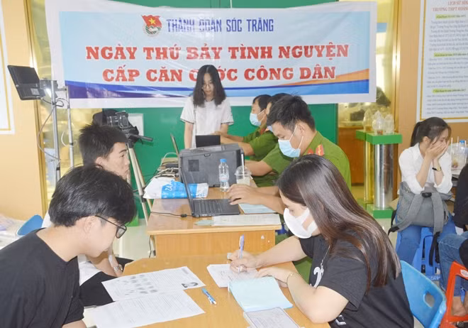 Lực lượng Công an làm thủ tục cấp CCCD mới cho các em học sinh vào tối 14/3.