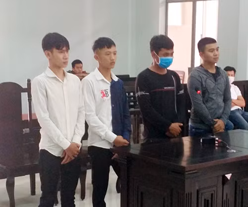 Bị cáo Thịnh, Trọng, Huy, Quý tại tòa.