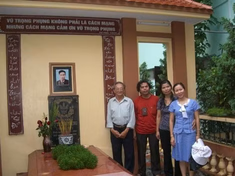 Phần mộ của nhà văn Vũ Trọng Phụng di dời ra nghĩa trang Quán Dền. Phần mộ của nhà văn Vũ Trọng Phụng di dời ra nghĩa trang Quán Dền.