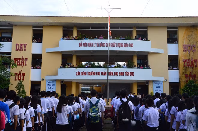 Cán bộ, giáo viên và học sinh Trường THPT Hoàng Diệu (TP Sóc Trăng), tổ chức tưởng niệm Chủ tịch Fidel Castro vào sáng 4-12.