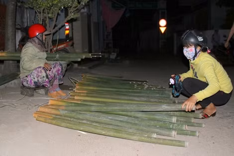 Bây giờ, chợ nón Gò Găng chủ yếu mua bán nguyên liệu làm nón.