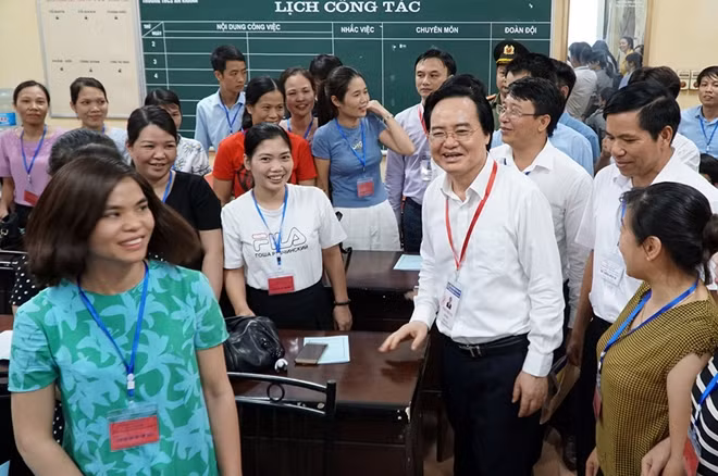 Tại đây, Bộ trưởng cho biết, Thủ tướng Chính phủ, Phó Thủ tướng Vũ Đức Đam rất quan tâm đến kỳ thi. Thủ tướng chỉ đạo chính quyền các cấp phải nêu rõ trách nhiệm, làm tốt từng khâu; đặc biệt tăng cường kiểm tra giám sát để tổ chức kỳ thi nghiêm túc, an toàn, nhẹ nhàng; góp phần tạo niềm tin cho xã hội về kỳ thi THPT quốc gia nói riêng và với toàn ngành giáo dục nói chung.