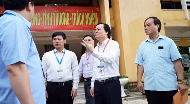 Tại buổi làm việc, Bộ trưởng Phùng Xuân Nhạ gửi lời chúc đến các thầy cô, thí sinh trên toàn quốc có một kỳ thi thành công, an toàn, hiệu quả.