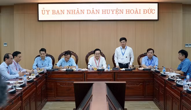 Cũng trong sáng nay 24-6, Bộ trưởng Bộ GD-ĐT Phùng Xuân Nhạ đã có buổi làm việc với huyện Hoài Đức (Hà Nội) về Kỳ thi THPT quốc gia năm 2019.