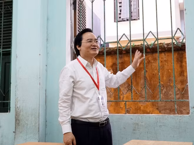 Năm nay, Hà Nội có trên 75.000 thí sinh dự thi, với 125 điểm thi và 3.196 phòng thi. Số cán bộ được điều động làm nhiệm vụ coi thi là 7.755 người. Hiện Ban Chỉ đạo thi THPT của thành phố đã triển khai họp 2 lần và chỉ đạo công việc theo quy định chung của ngành. Trong đó, riêng tại huyện Hoài Đức có tổng số 85 phòng thi với 2037 thí sinh, dự thi tại 3 điểm thi là Trường THPT Hoài Đức A, Trường THPT Hoài Đức B và Trường THCS An Khánh.