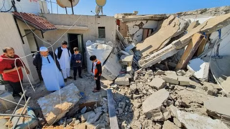 Một khu nhà tại Thủ đô Tripoli bị sập hoàn toàn sau trận pháo kích rạng sáng 27/3. Ảnh: Getty