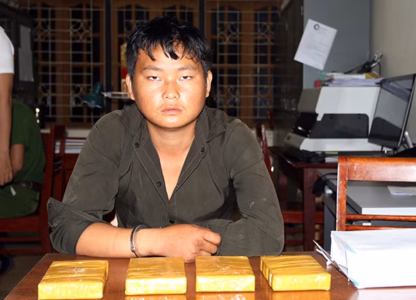 Đối tượng Tráng A Cú tại cơ quan công an