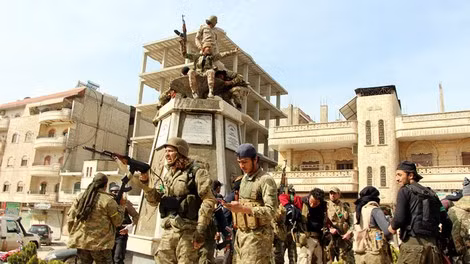 Các chiến binh Quân đội Syria tự do (FSA) do Thổ Nhĩ Kỳ hậu thuẫn ở Afrin, phía Tây Bắc Syria.