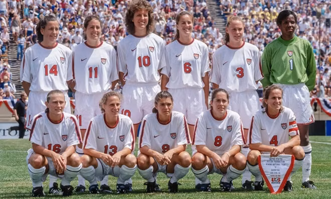 Briana Scurry (áo số 1) là 1 thành viên hiếm hoi trong ĐT Mỹ vô địch World Cup 1999.