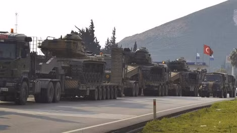Đoàn xe quân sự Thổ Nhĩ Kỳ tiến về phía biên giới Syria.