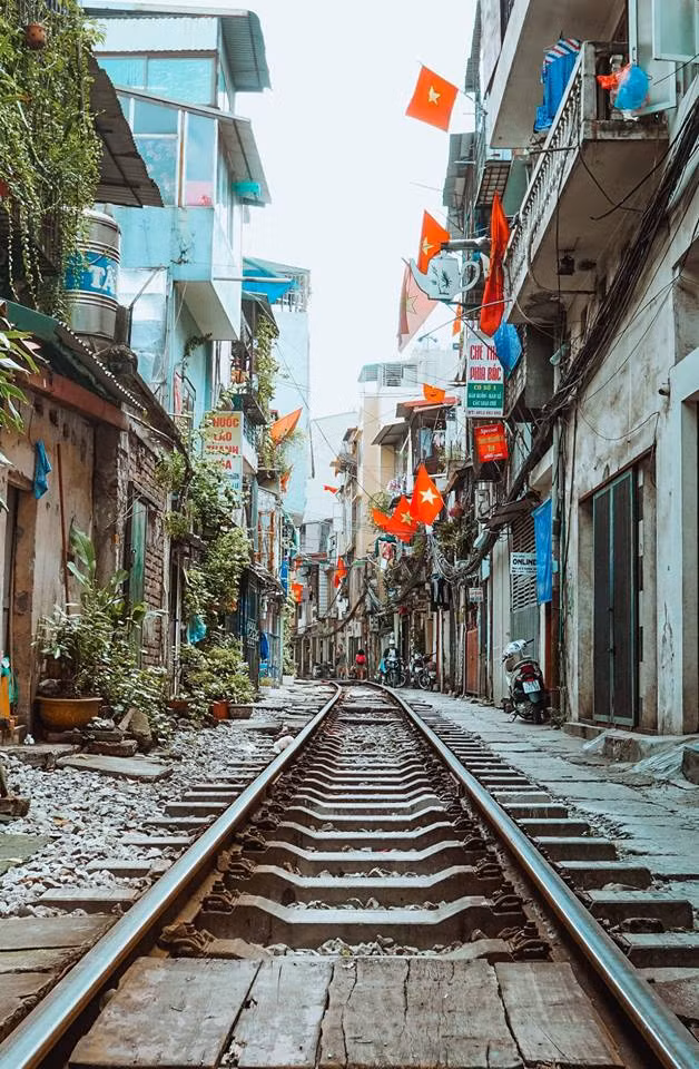 Phố phường êm ả, rợp cờ đỏ sao vàng , cuộc sống như chậm lại để gợi nhớ một Hà Nội xưa