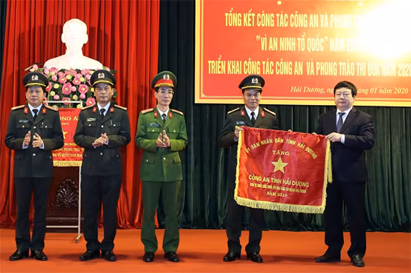 Chủ tịch UBND tỉnh Nguyễn Dương Thái trao Cờ đơn vị thi đua xuất sắc cho Công an tỉnh Hải Dương