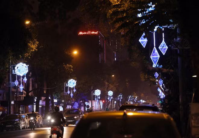 Trong khi đó, Phố Bà Triệu trang trí nhiều dải ngân hà với những hành tinh hội tụ.