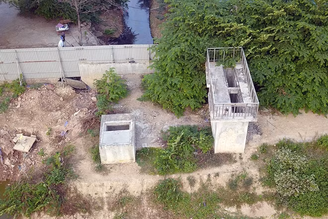 Tuy nhiên, sau 2 năm khởi công, những kỳ vọng ấy vẫn chưa đi đến kết quả. Các hạng mục công trình vẫn nằm yên bất động. Khu đất xây dựng Nhà máy xử lý nước thải Yên Xá được quây tôn kín mít các cổng dẫn vào khu đất đều khóa trái, phía trong không có bất kỳ hoạt động nào.