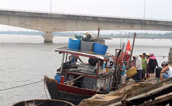 Thuyền cá của ngư dân Cửa Tùng cứu 44 người gặp nạn trên biển Cồn Cỏ. Thuyền cá của ngư dân Cửa Tùng cứu 44 người gặp nạn trên biển Cồn Cỏ.
