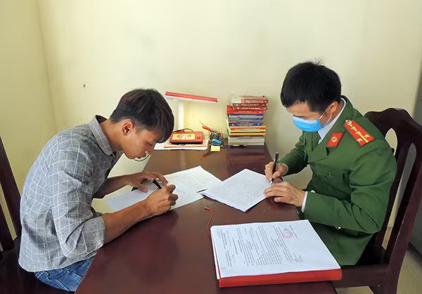 Cơ quan Công an lấy lời khai đối tượng Hiếu