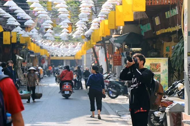 Chàng trai với đam mê nhiếp ảnh đang ghi lại những hình ảnh đẹp về con phố nón lá.