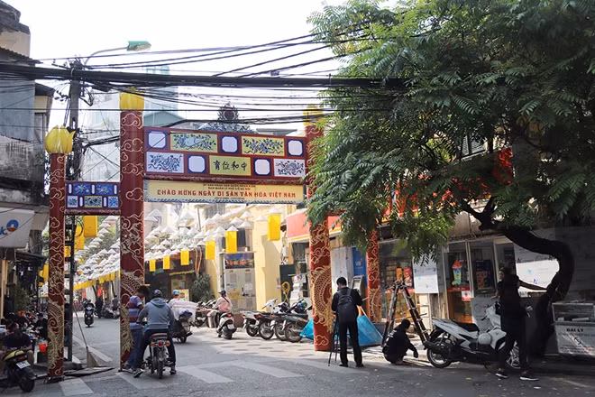 Trong khuôn khổ lễ kỉ niệm 13 năm Ngày Di sản Văn hóa Việt Nam (23-11-2005 - 23-11-2018), phố Đào Duy Từ được trang trí bằng hàng nghìn chiếc nón Huế tạo nên một không gian đậm hương sắc cố đô giữa lòng Hà Nội.