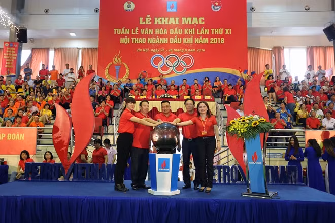 Lãnh đạo Tổng Liên đoàn Lao động Việt Nam, Tập đoàn Dầu khí Việt Nam và Công đoàn Dầu khí Việt Nam thực hiện nghi lễ khai mạc Tuần lễ Văn hóa Dầu khí lần thứ XI và Hội thao ngành Dầu khí năm 2018
