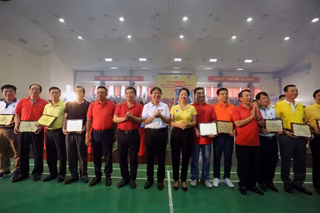 Phó Chủ tịch TLĐLĐ Việt Nam Mai Đức Chính và Chủ tịch HĐTV PVN Trần Sỹ Thanh trao tặng biểu trưng Tuyên dương các đơn vị tiêu biểu trong phong trào xây dựng đời sống văn hóa cơ sở