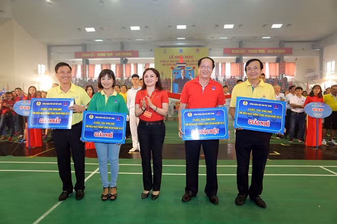 Chủ tịch Công đoàn Dầu khí Việt Nam Nghiêm Thùy Lan trao giải cho các đội thi đạt giải trong Cuộc thi online "Tìm hiểu hoạt động công đoàn năm 2018"