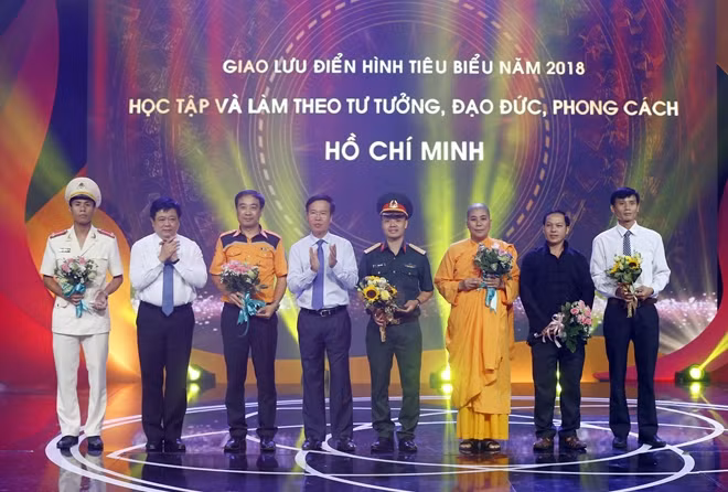 Trưởng ban Tuyên giáo Trung ương Võ Văn Thưởng; Giám đốc Đài Tiếng nói Việt Nam Nguyễn Thế Kỷ tặng hoa cho các đại biểu.